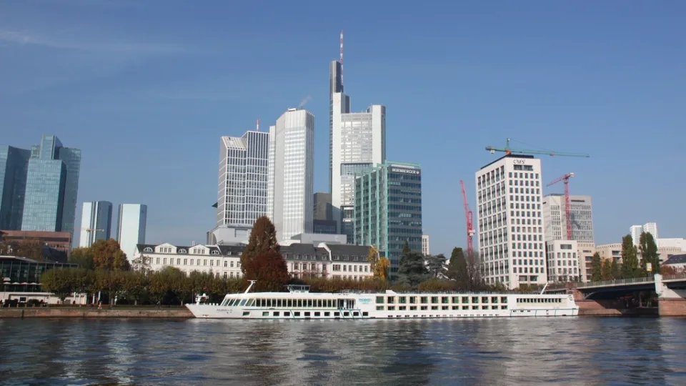 Turm über den Dächern der Stadt