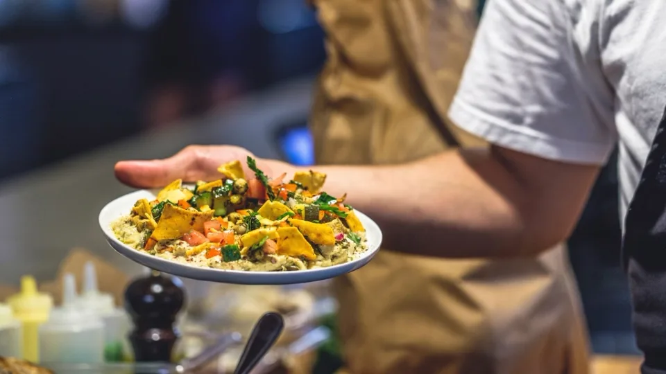 Koch bei der Arbeit in der Restaurantküche