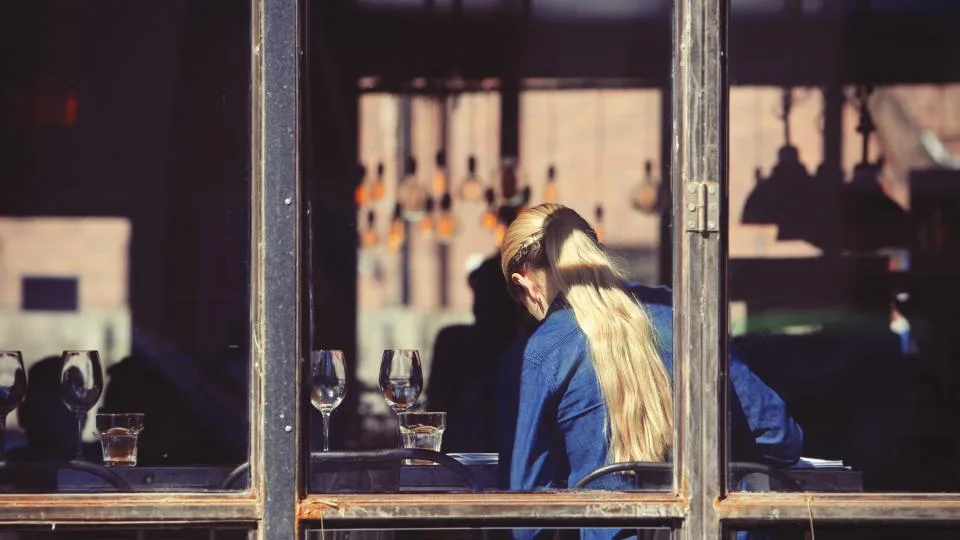 Servicekraft bringt Speisen an den Tisch