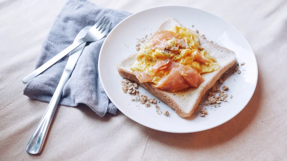 Reich gedeckter Brunchtisch